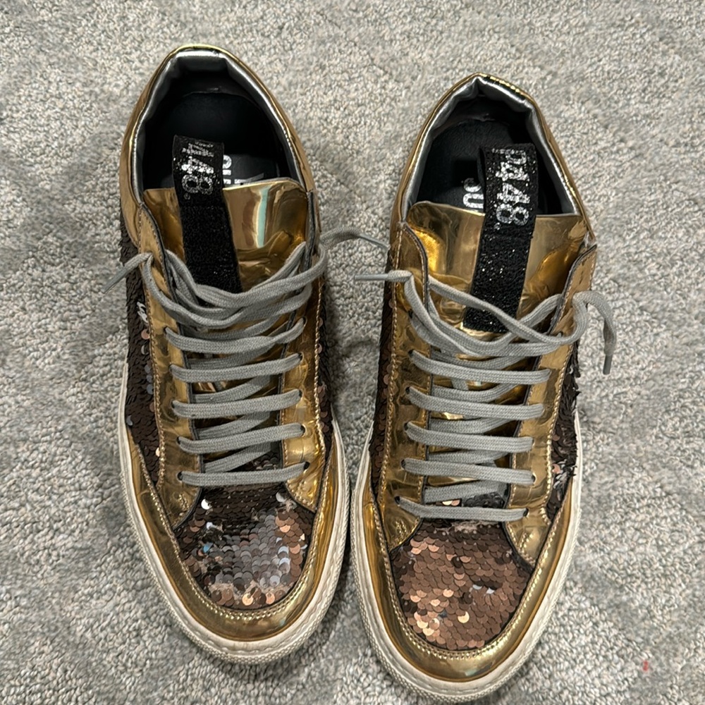 P448 Great condition Sequins gold and chrome with black. Size 40